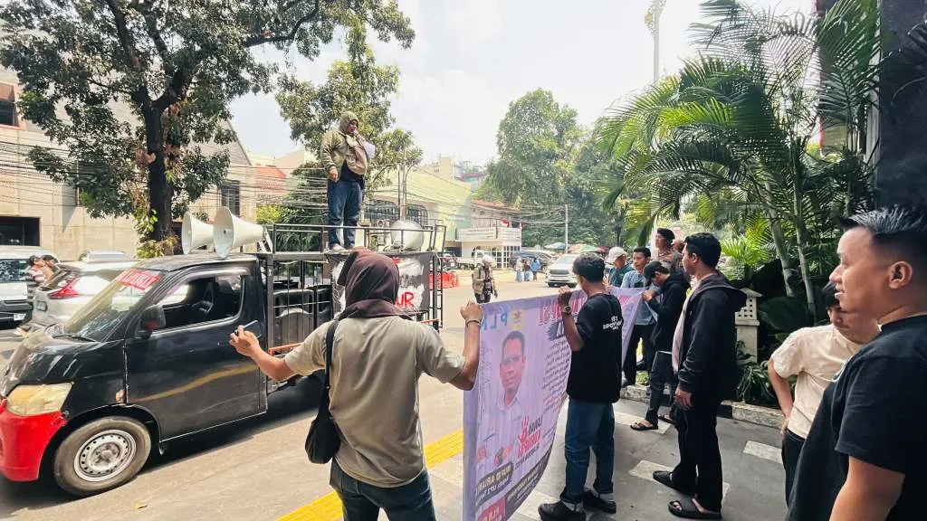 Front Rakyat Anti Korupsi Maluku Utara, Jakarta saat aksi demonstrasi jilid IV di Kantor Pusat PT. PLN (Persero), di Jakarta